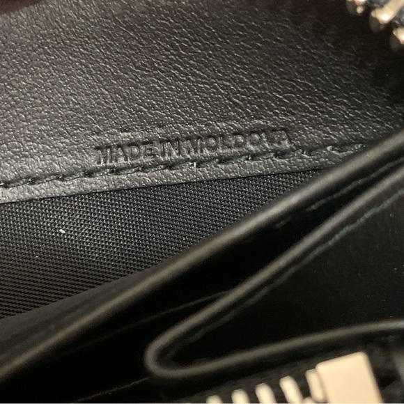 Burberry Ziparound Wallet - Picture 4 of 12